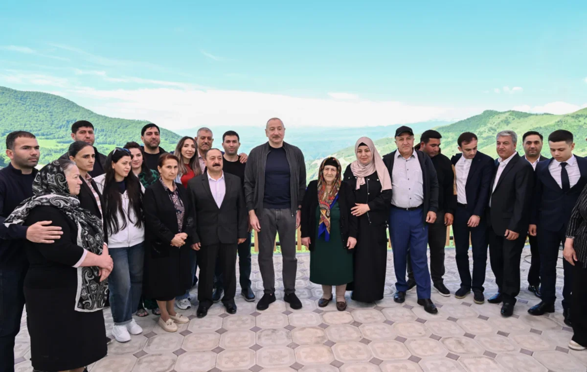 İlham Əliyev Şuşanın Böyük Qaladərəsi kəndində görülən işlərlə tanış olub, sakinlərlə görüşüb