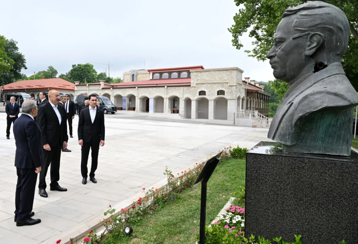 İlham Əliyev və Berdiməhəmmədov Şuşada güllələnən büstlərə baxıblar