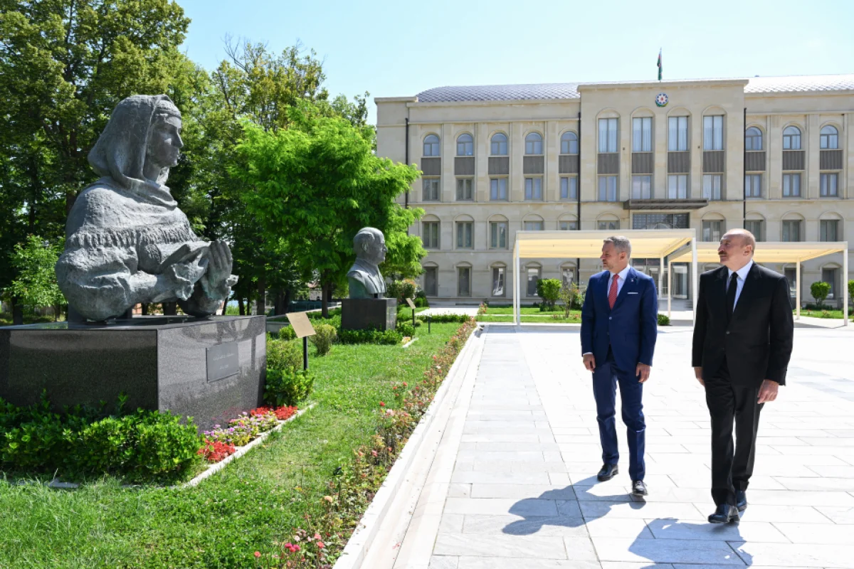 İlham Əliyev və Pelleqrini Şuşada güllələnmiş büstlərə baxıblar