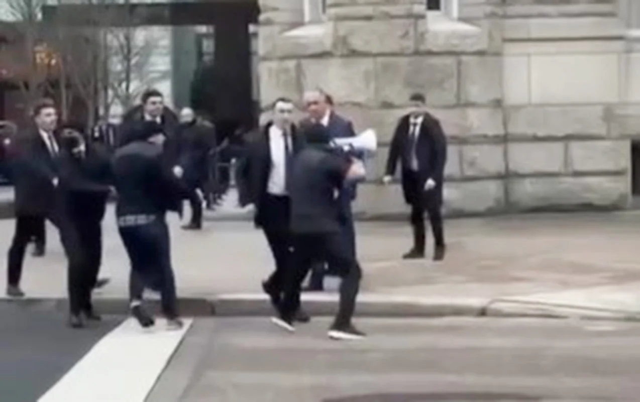 İlham Əliyevin kortejinə Vaşinqtonda hücum edildi - Rəsmi