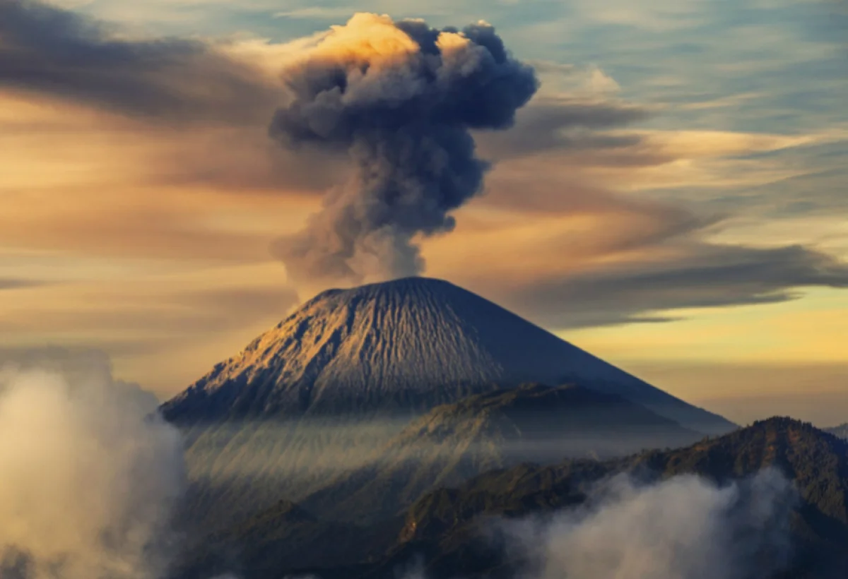 İndoneziyada Semeru vulkanı püskürdü