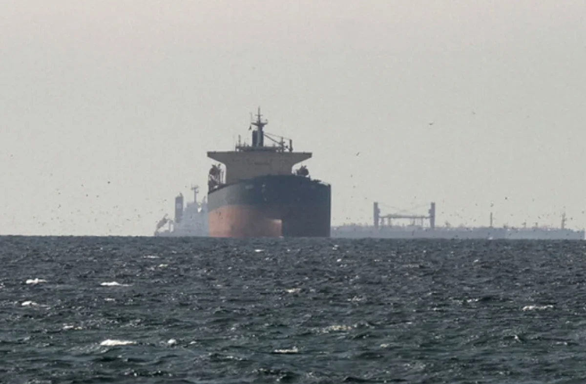 İran Hörmüz boğazında humanitar gəmilərə yol verdi