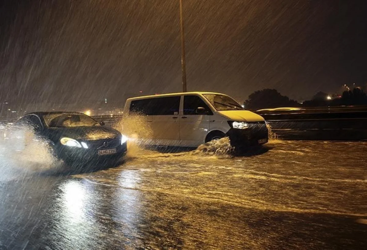 İstanbulda daşqın: Nəqliyyat dayandı
