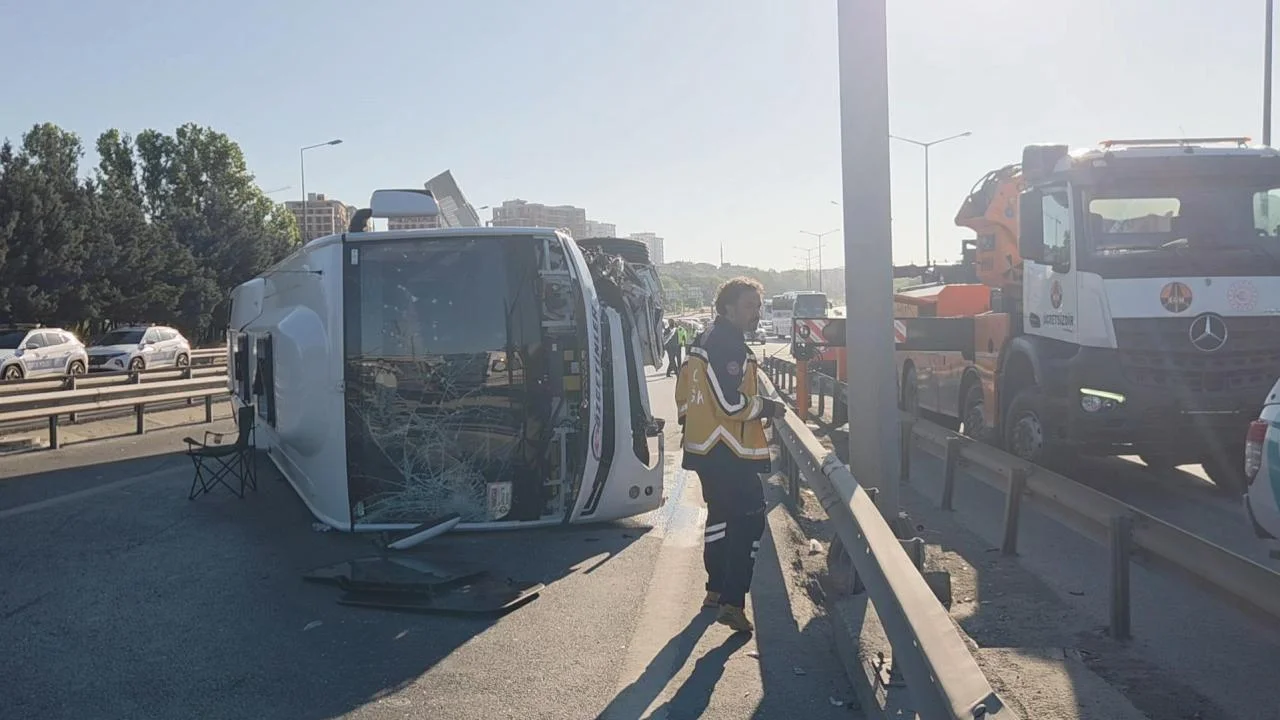 İstanbulda sərnişin avtobusu qəzaya uğradı: 12 yaralı var