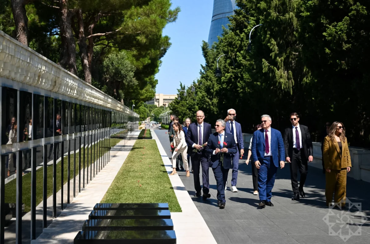 İsveçrə XİN rəhbəri Şəhidlər xiyabanını ziyarət etdi