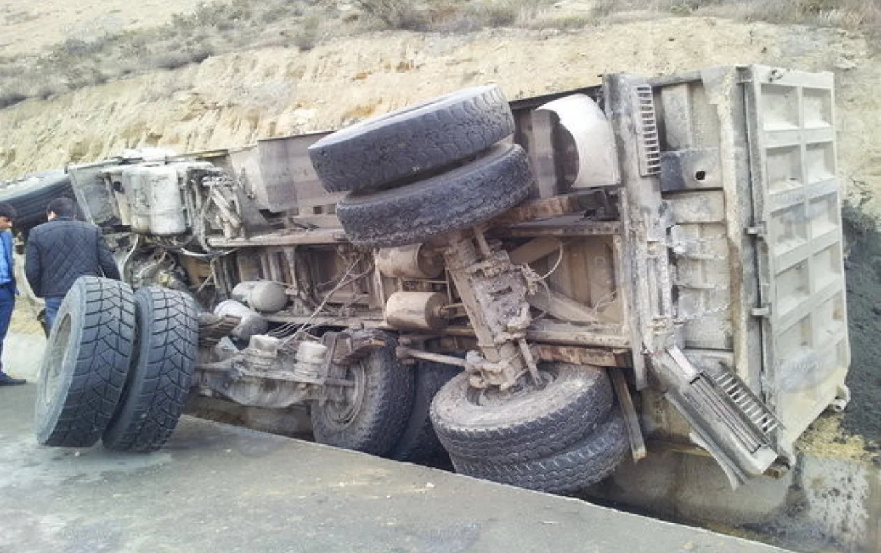 Kəlbəcərdə yük maşını aşdı - 3 nəfər öldü