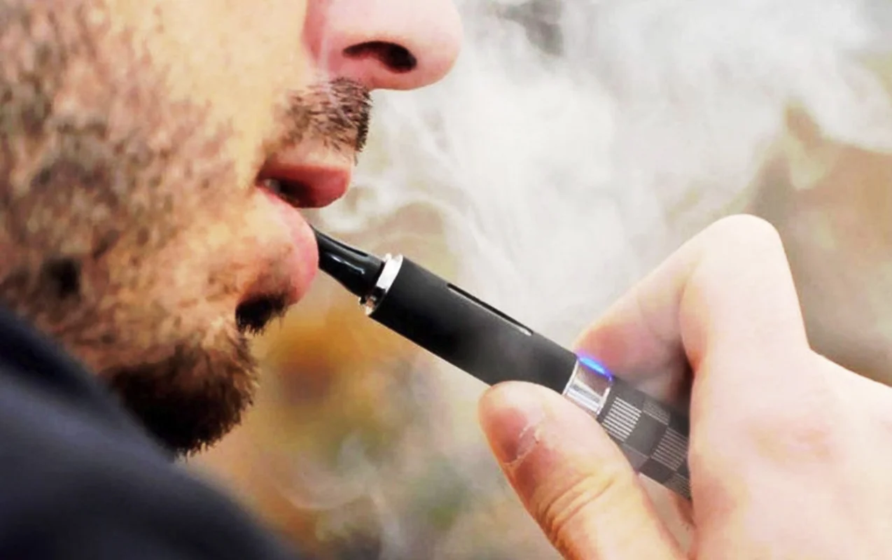 Küçədə elektron siqaret çəkənlər cərimələnəcək