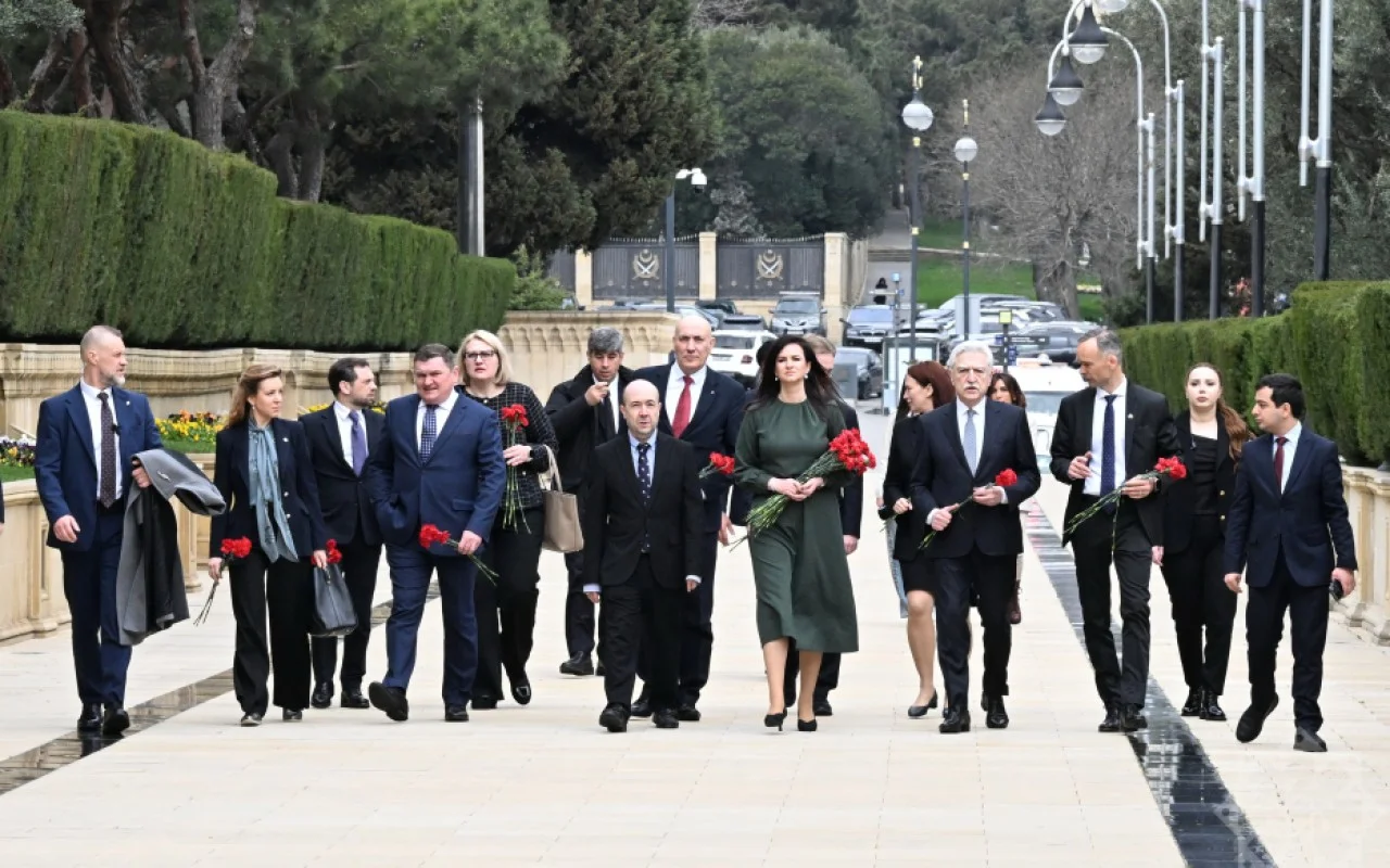 Litvanın Baş naziri Bakıda şəhidlərin xatirəsini andı - FOTO