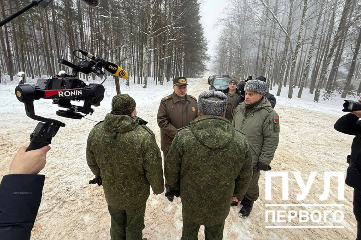 Lukaşenko Belarusdakı hərbi təlim poliqonuna gedib