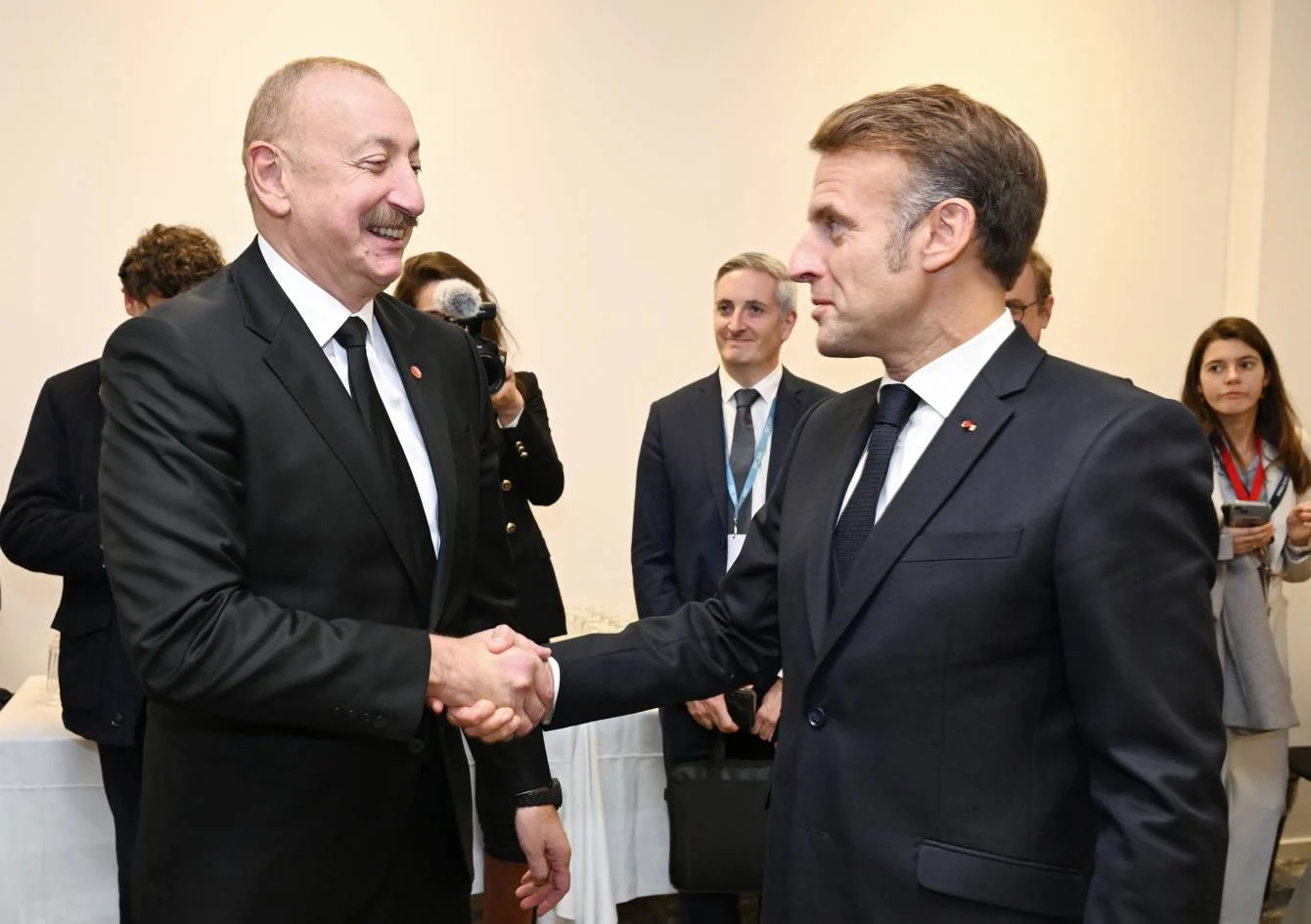 Makron İlham Əliyevi təbrik edib