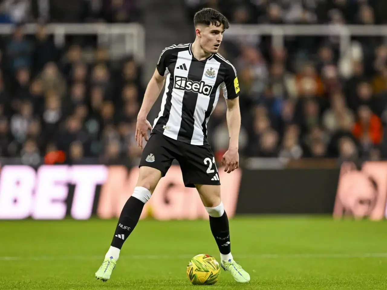 "Mançester Siti" "Nyukasl"ın müdafiəçisini transfer etməyə yaxındır