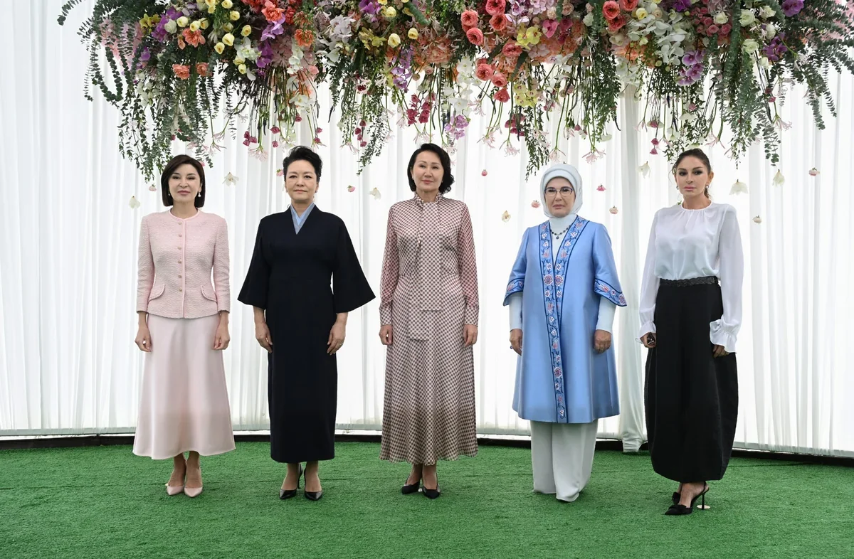 Mehriban Əliyeva Bişkekdə sənət sərgisi ilə tanış olub