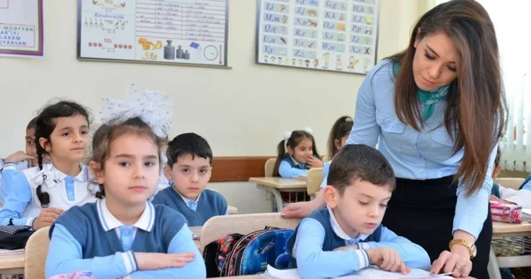 Məktəbli forması qaydaları qanunla rəsmiləşdirildi