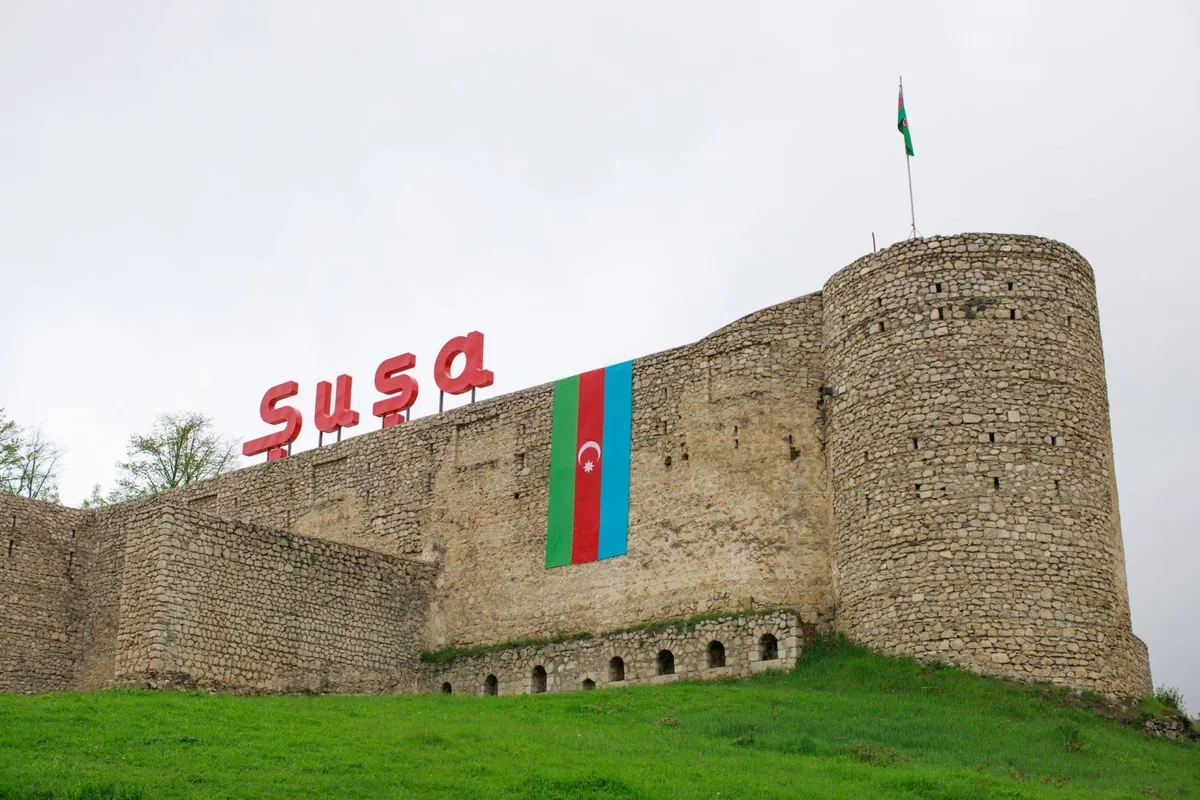Moldova səfirinin oğlu Şuşada "Şən Azərbaycan" mahnısını ifa edib