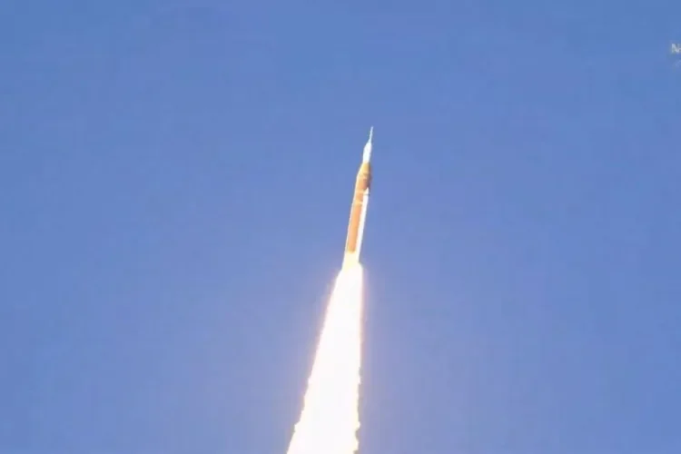 NASA-nın Artemis II adlı pilotlu missiyası Aya doğru yola düşür