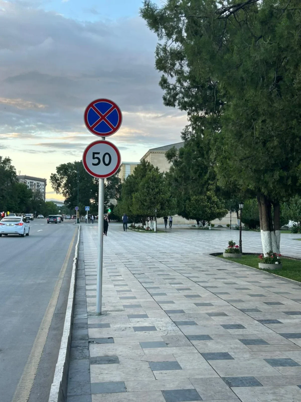 Naxçıvanda yol nişanları yenilənir