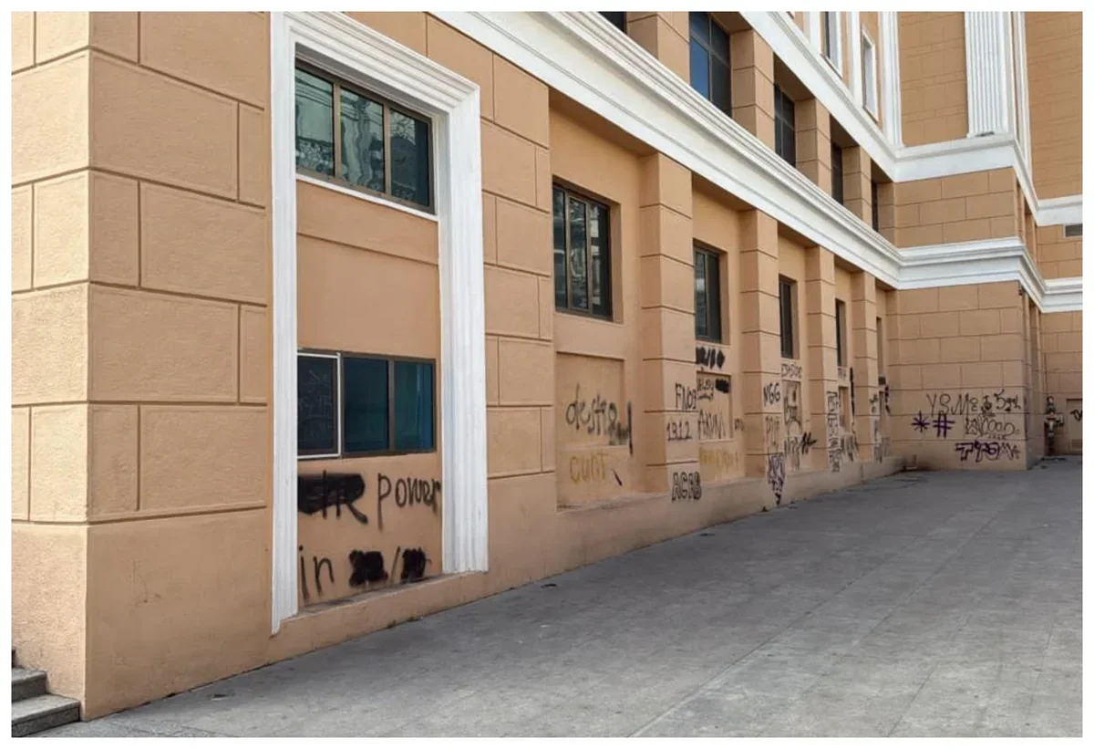 Nizami Kino Mərkəzinə qrafit çəkən şəxslər saxlanıldı