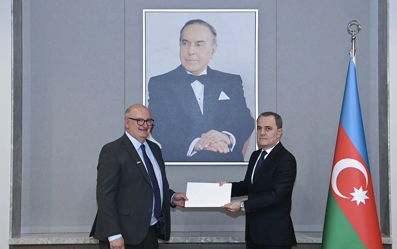 Norman etimadnaməsinin surətini Bayramova təqdim etdi