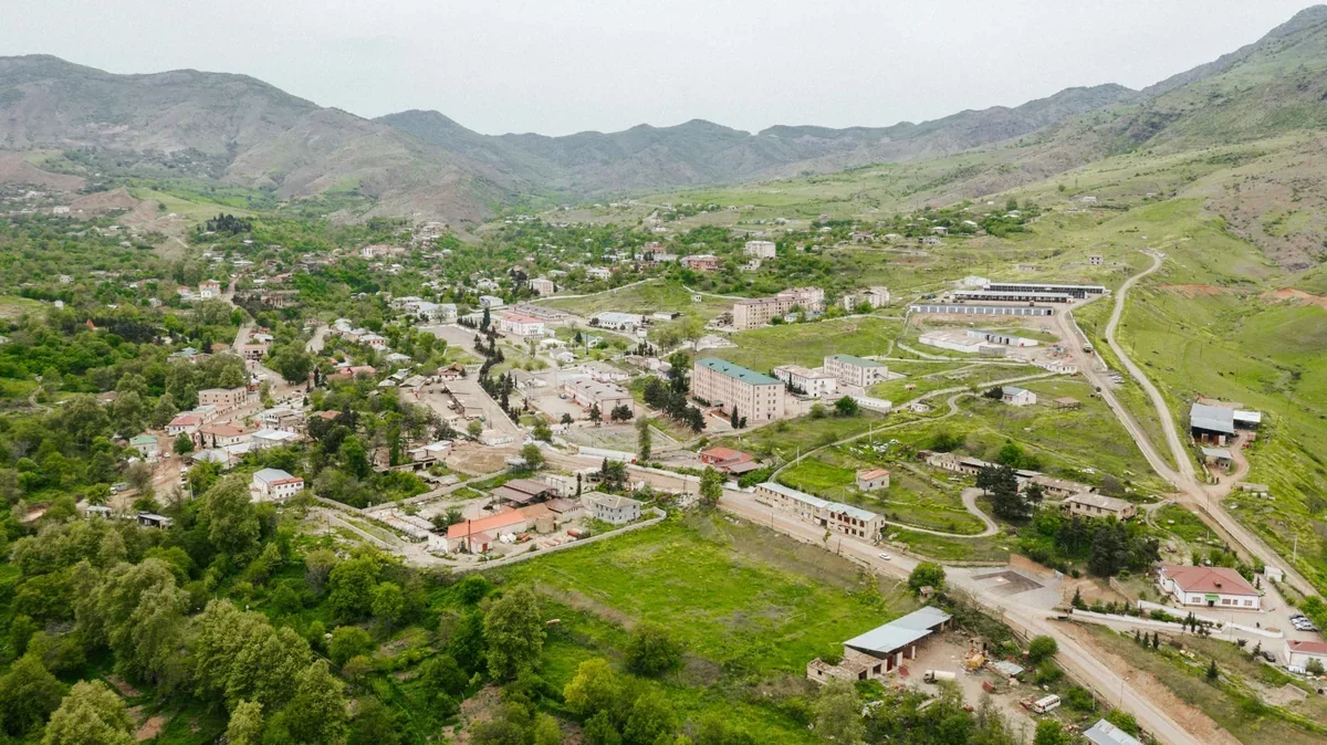 Növbəti köç karvanı Qırmızı Bazar qəsəbəsinə çatıb, açarlar təqdim olunub - YENİLƏNİB