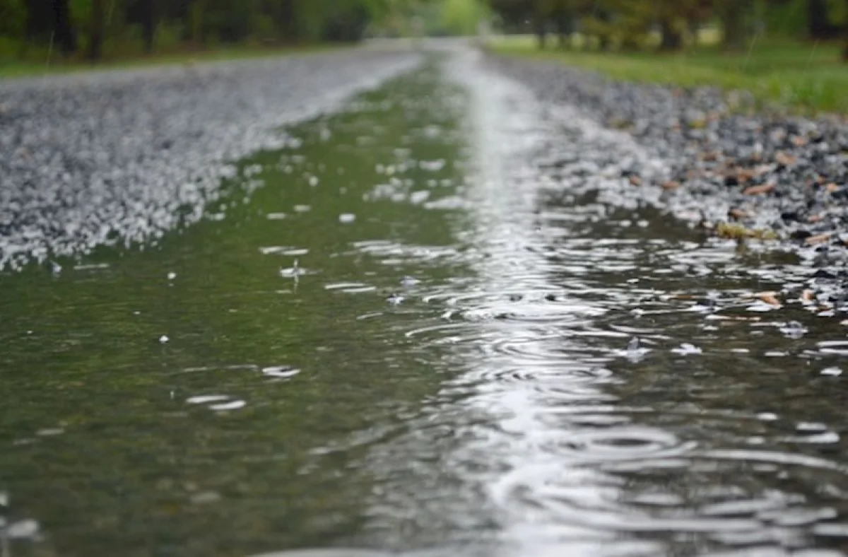 Ölkə ərazisində yağıntılı hava davam edir: Dağlara qar yağıb