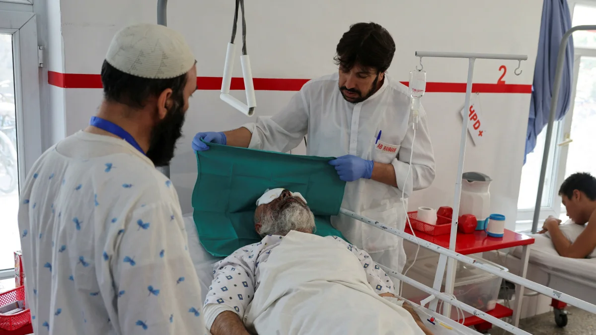 Pakistan courts suspend deportation of Afghan medical students