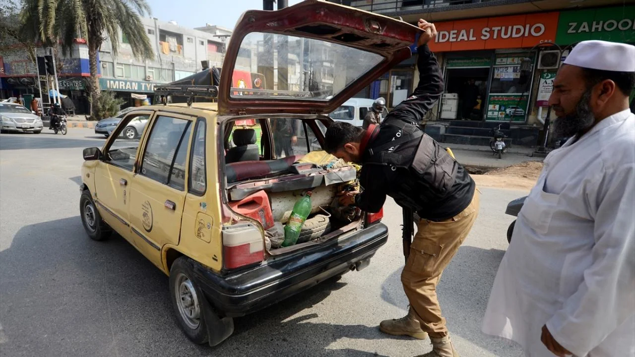 Pakistanda Xameneinin ölümünə görə komendant saatı elan edildi