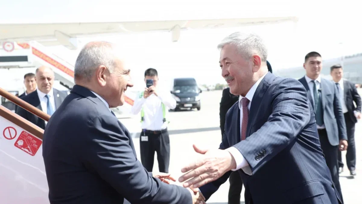 Armenian PM Pashinyan arrives in Kyrgyzstan for working visit
