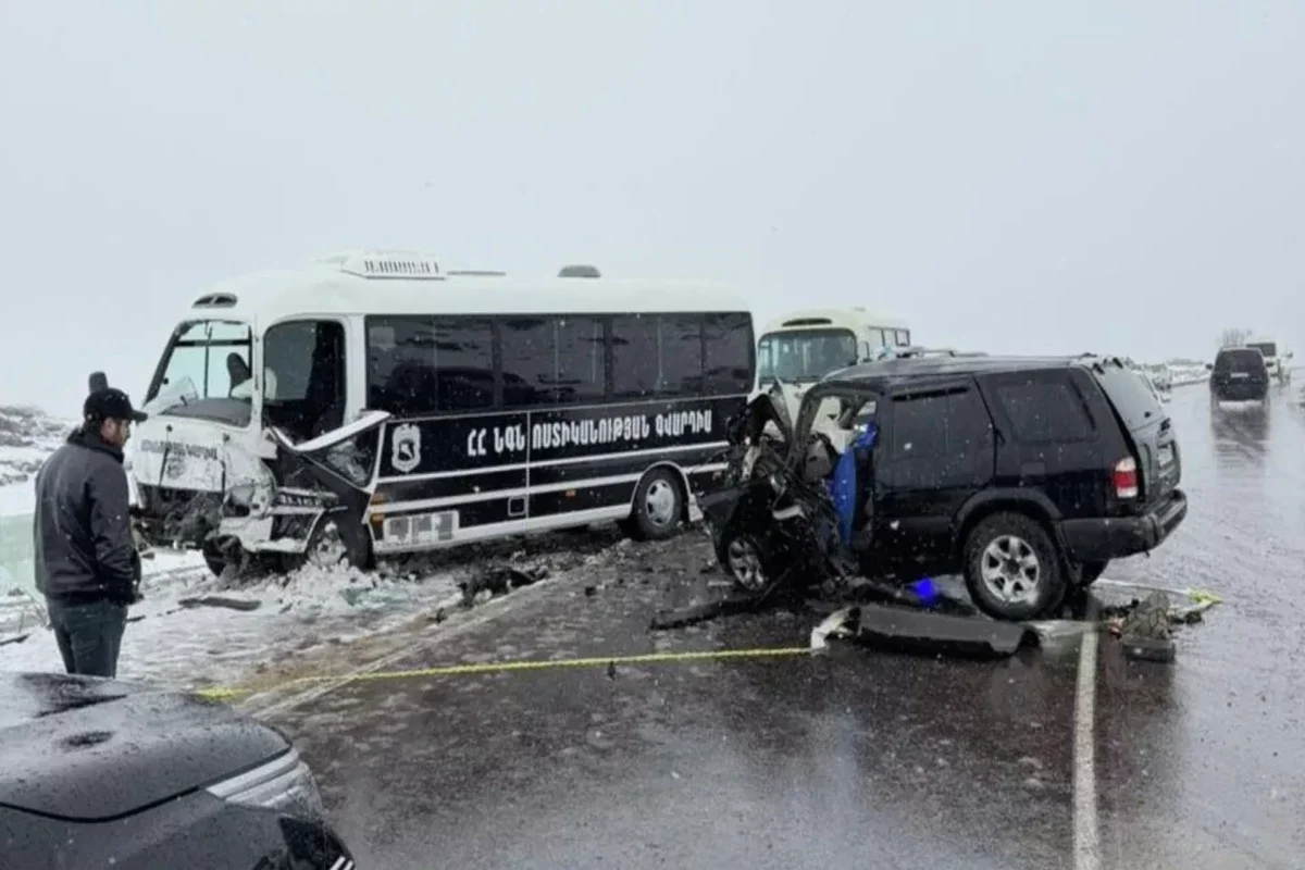 Paşinyanın korteji qəzaya uğradı: 1 nəfər öldü, 12 yaralı var