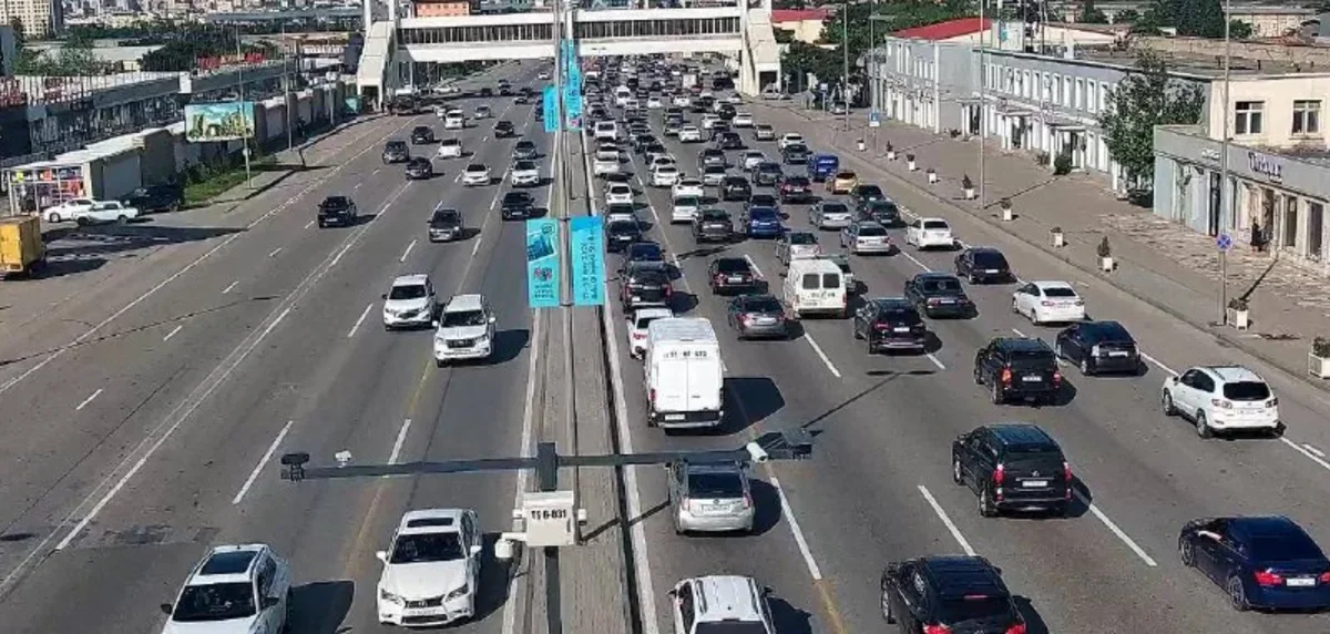 Paytaxtın bir sıra küçə və prospektlərində tıxac yaranıb