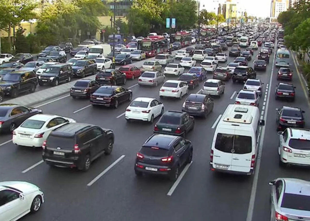 Paytaxtın bir sıra yollarında tıxac yaranıb