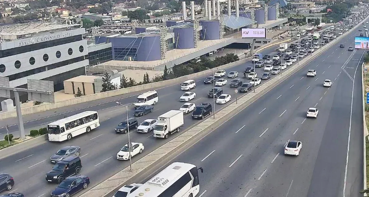 Paytaxtın müxtəlif istiqamətlərində tıxac müşahidə olunur