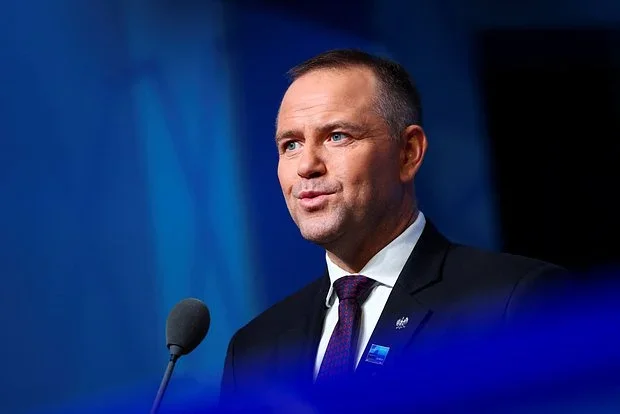 Polşa müdafiə nazirindən prezidentə sərt ittiham: "Yalan danışır"