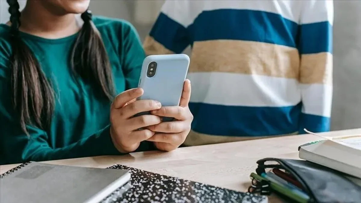 Polşada ibtidai sinflərə mobil telefon qadağası