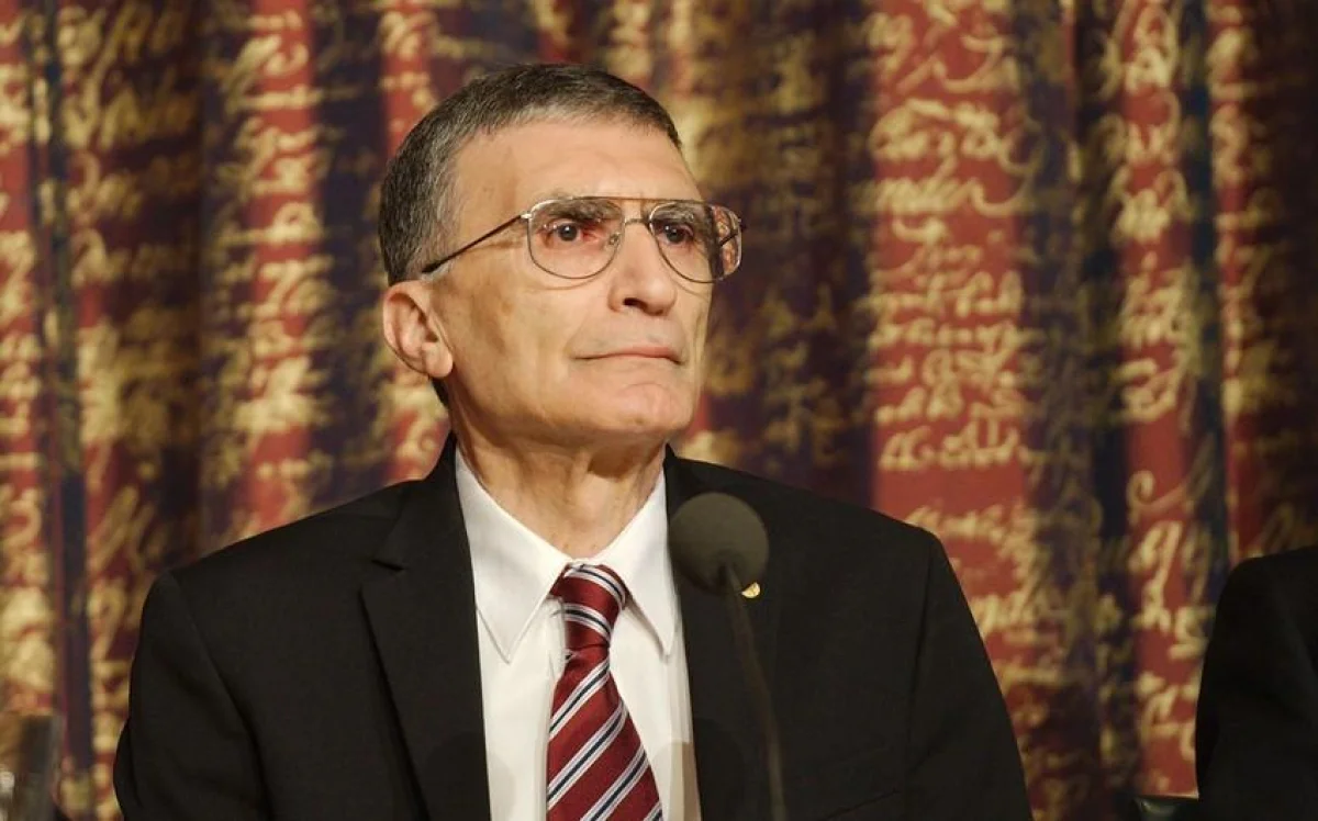 Prezident Əziz Səncəri təltif etdi