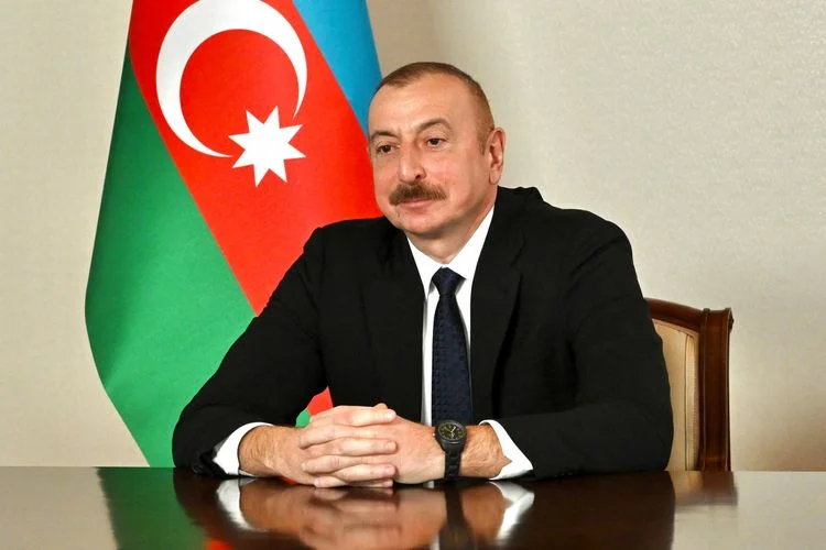 Prezident İlham Əliyev Daşkənddə Müstəqillik abidəsini ziyarət edib