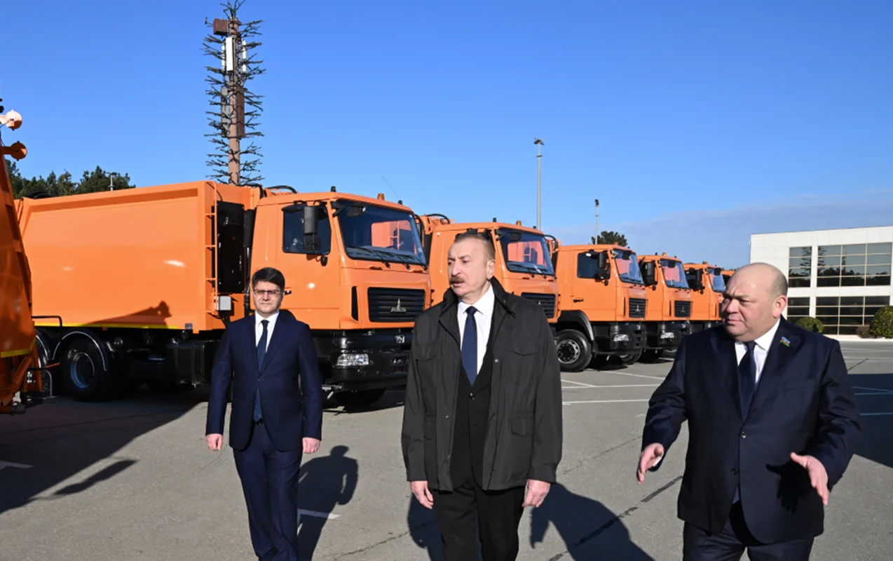 Prezident məişət tullantıları daşıyan texnikalarla tanış oldu - FOTOLAR