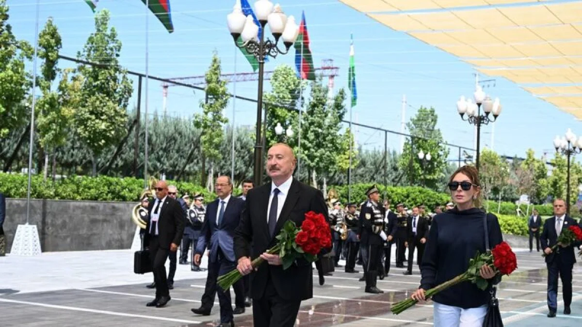 Prezidenti və birinci xanım Daşkənddə Ümummilli Liderin barelyefi önünə gül dəstələri qoyublar