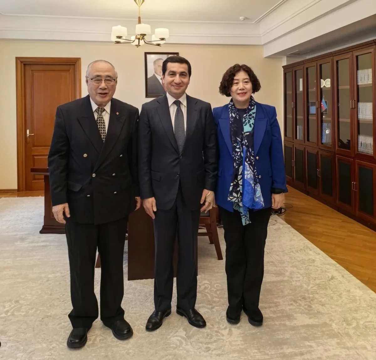 Prezidentin köməkçisi Çin rəsmisi ilə görüşdü