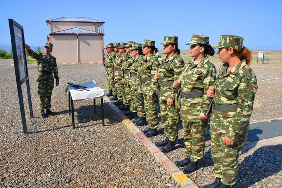 Qadın hərbçilər üçün müddət 6 aya endirildi