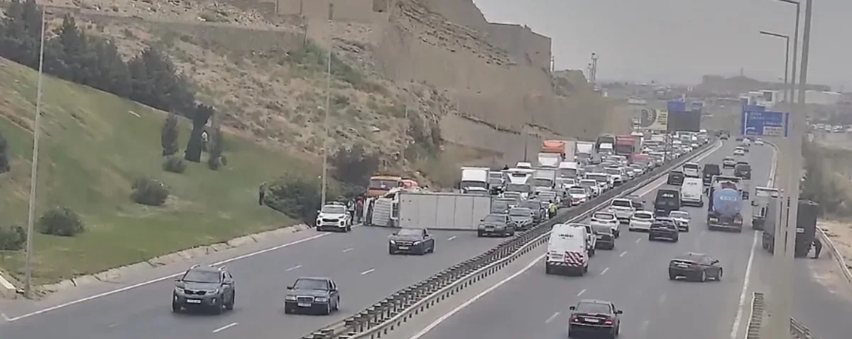 Qaradağda yük maşını aşıb: Qəza nəticəsində ciddi tıxac yaranıb