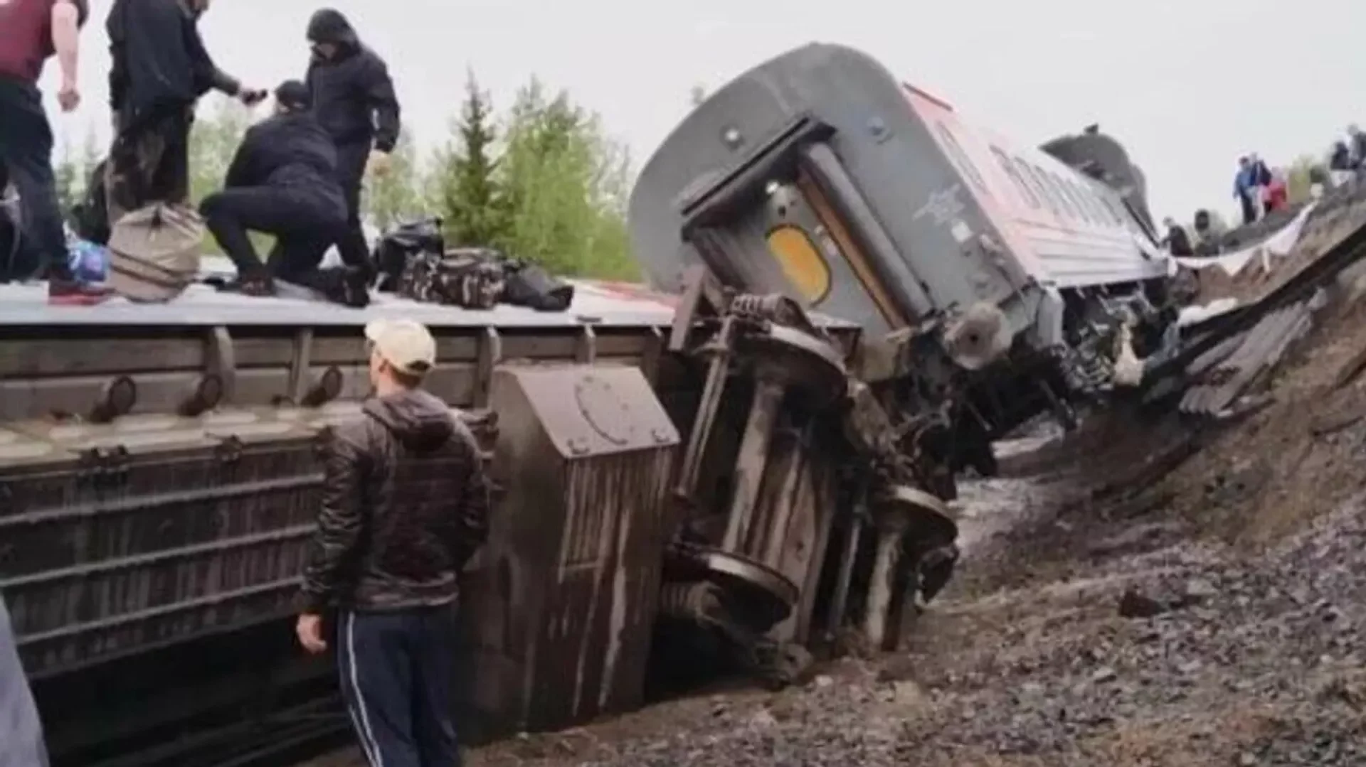 Rusiyada sərnişin qatarının 7 vaqonu relsdən çıxıb