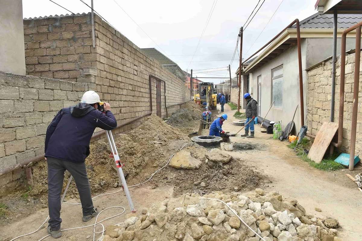 Sabunçuda kanalizasiya xətti təmir edilir