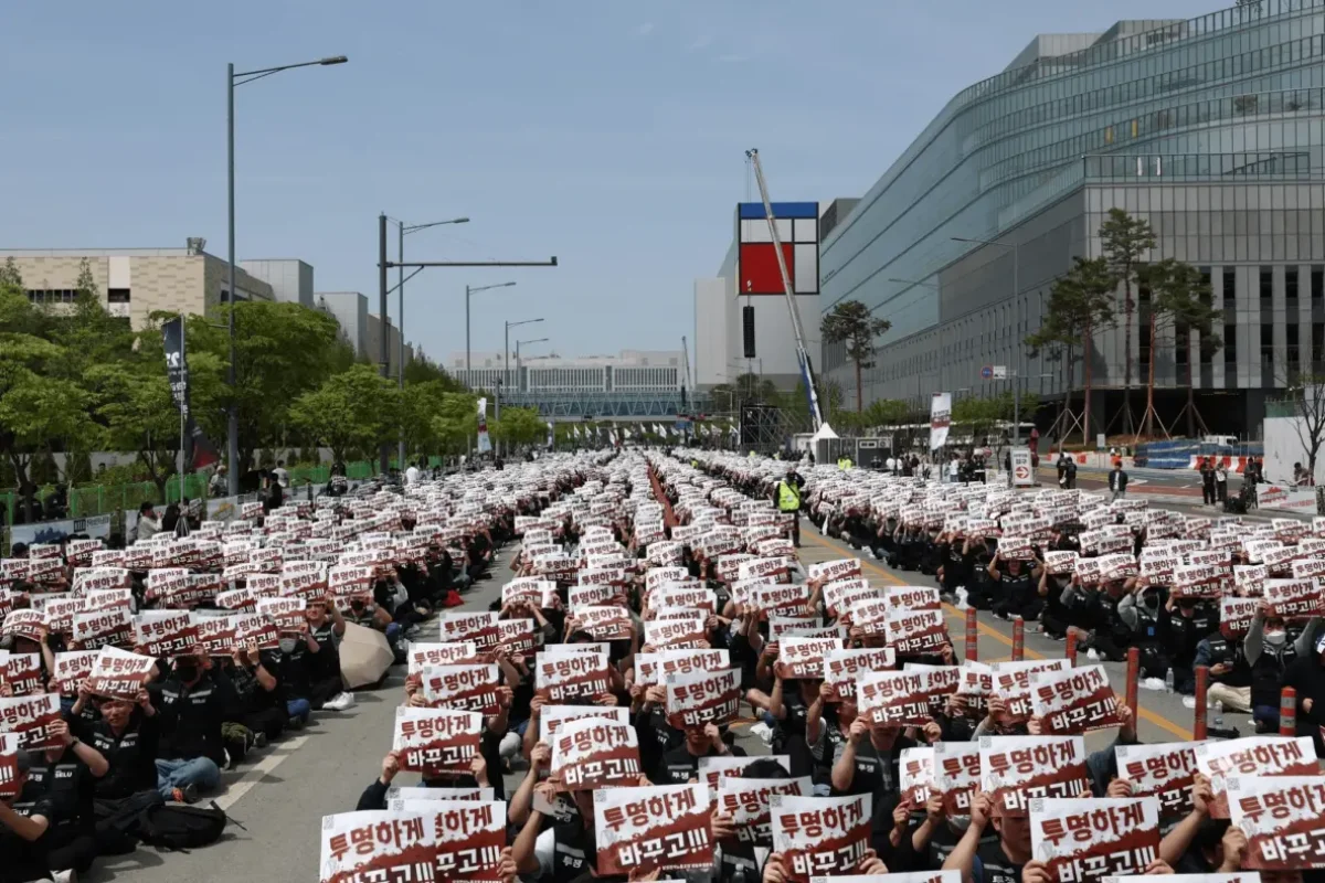 "Samsung"un on minlərlə işçisi kütləvi etiraz aksiyası keçirib