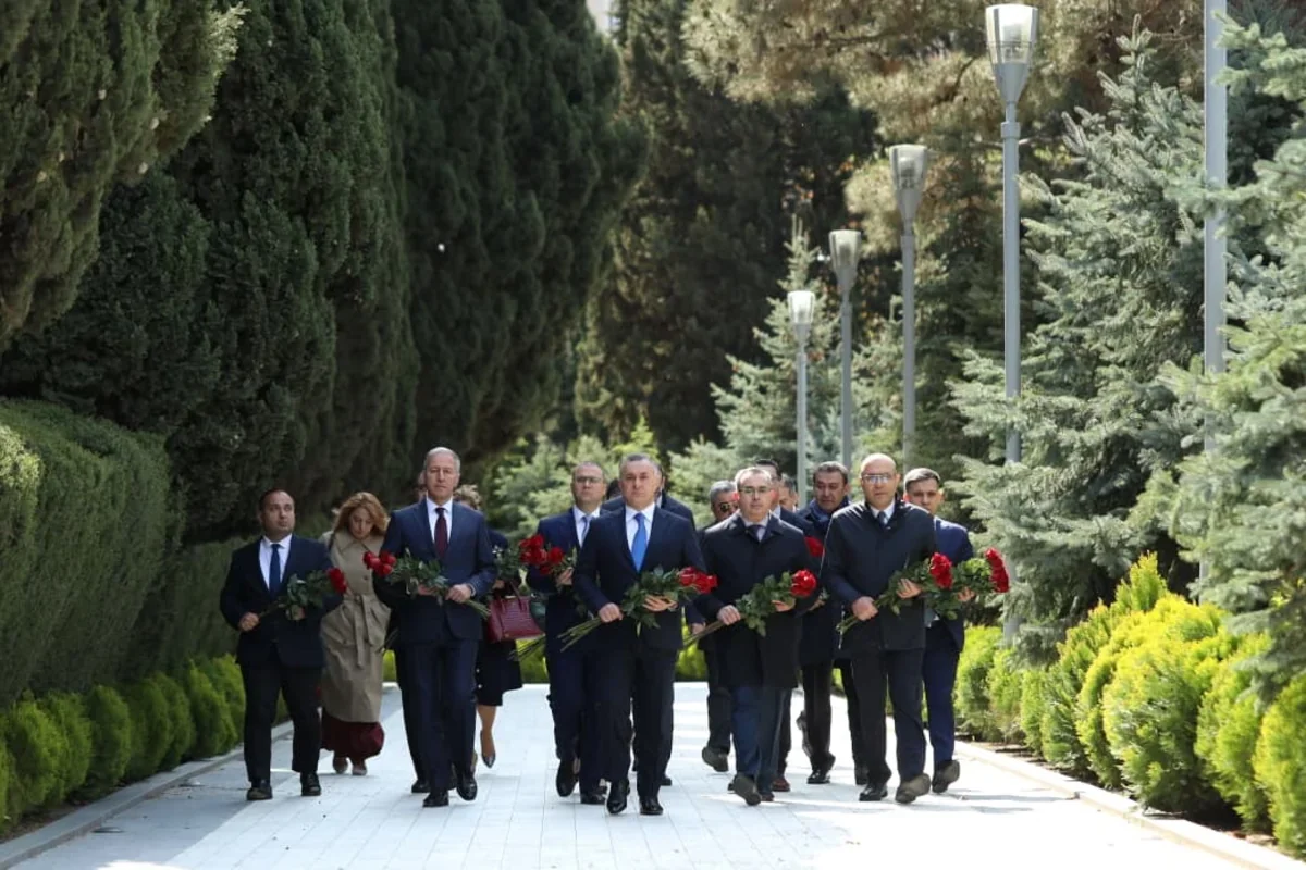 Səhiyyə Nazirliyi Zərifə Əliyevanın məzarını ziyarət edib