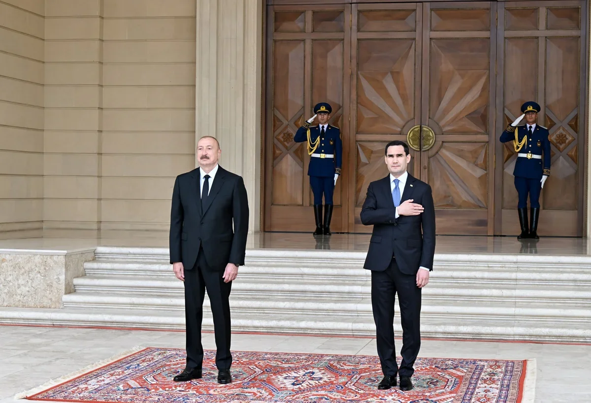 Sərdar Berdiməhəmmədov Bakıda rəsmi mərasimlə qarşılandı