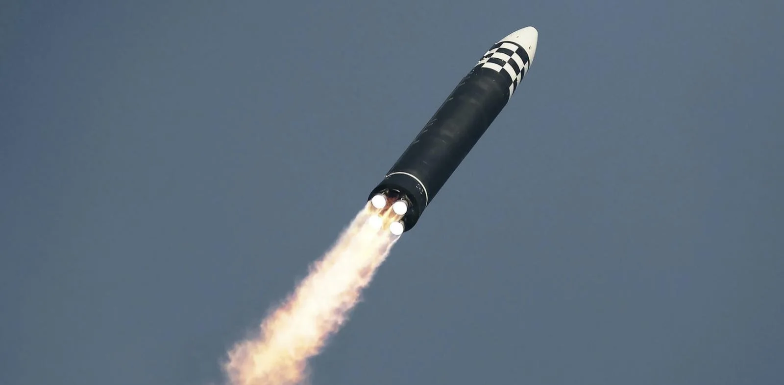 Северная Корея испытала новые ракеты и электромагнитное оружие