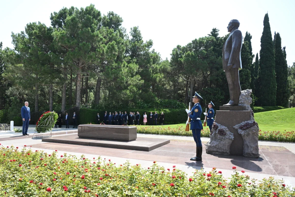 Slovak President visits Heydar Aliyev's grave in Baku