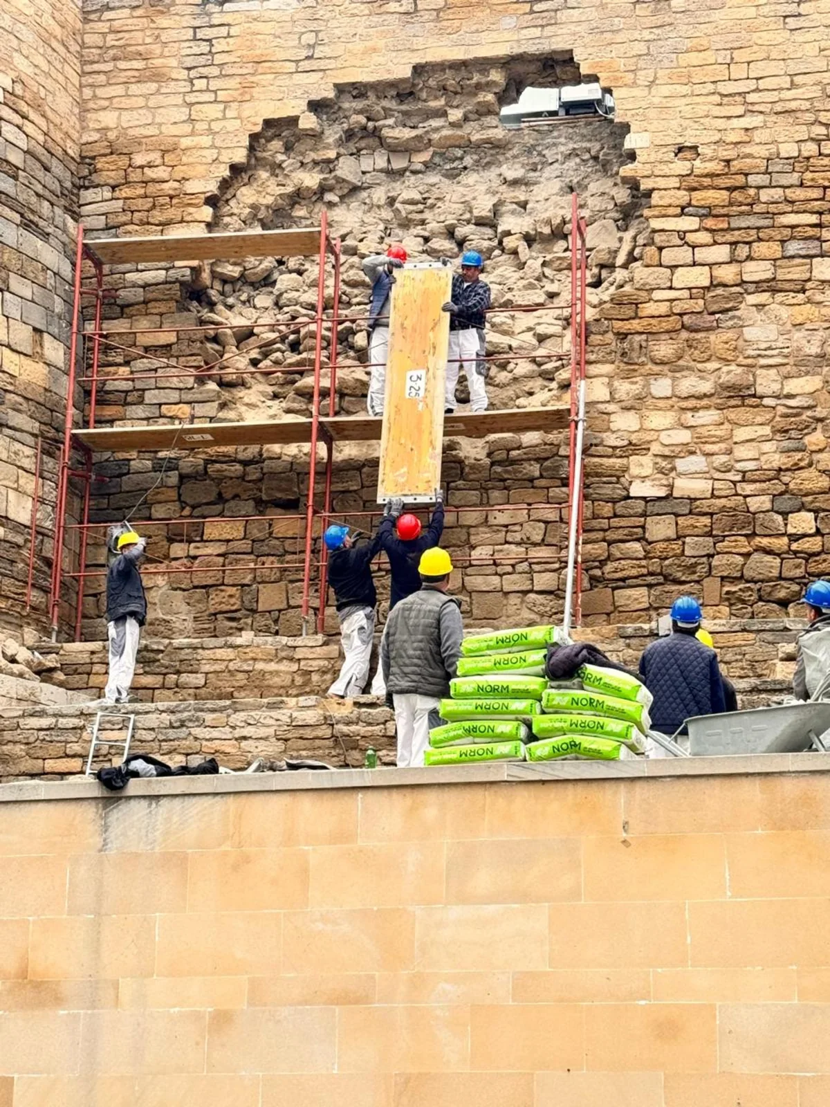 TƏCİLİ: İçərişəhər qala divarları dağıldı, ərazi nəzarətə alındı