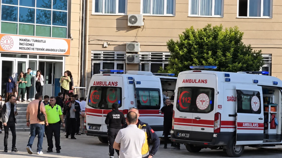 Türkiyədə məktəb yaxınlığında atəş açıldı: 11 yaralı var