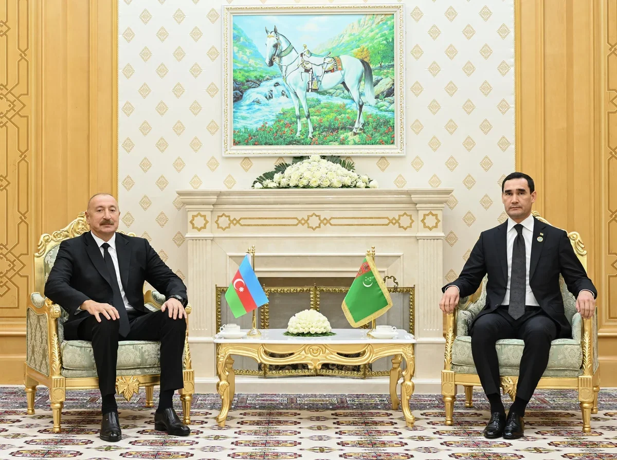 Azerbaijani, Turkmen presidents meet in Turkmenbashi